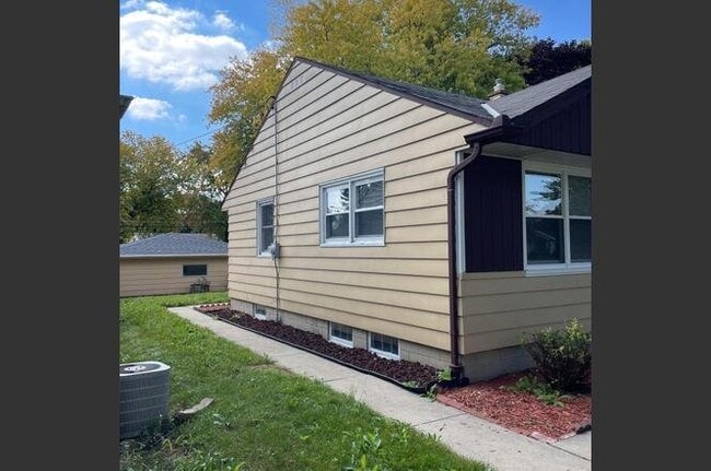 Photo - 6923 W Tallmadge Pl