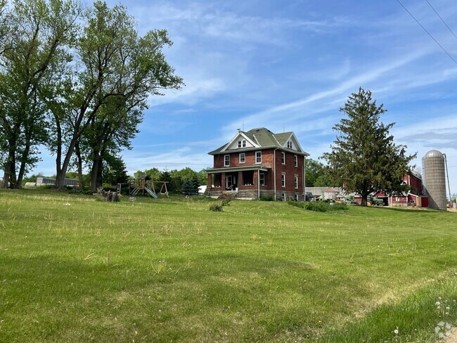 Building Photo - W5198 Advance Rd Rental