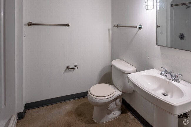 Studio - 570SF - Bathroom