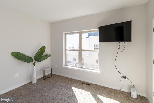 Photo - 935 Sycamore Dr SE