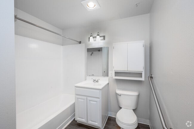 Studio - 440SF - Bathroom