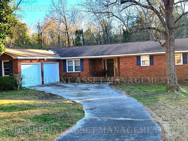 Building Photo - Spacious 3 bedroom without plenty of yard ... Rental