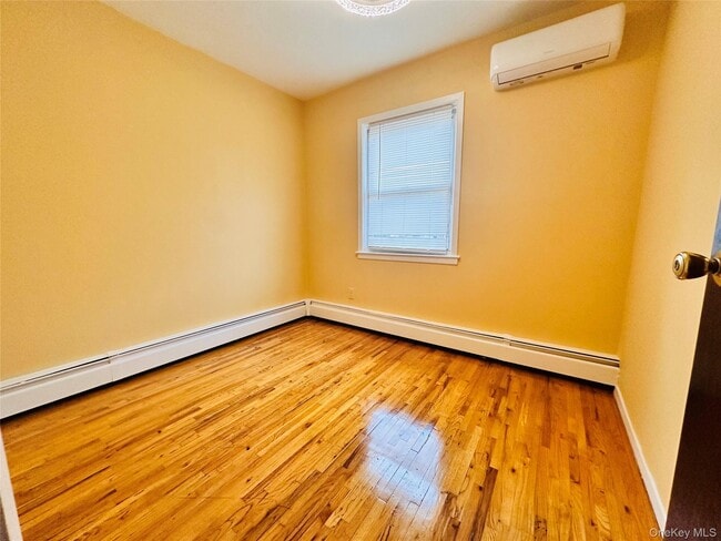 Building Photo - 150-06 35th Ave Unit 2FL