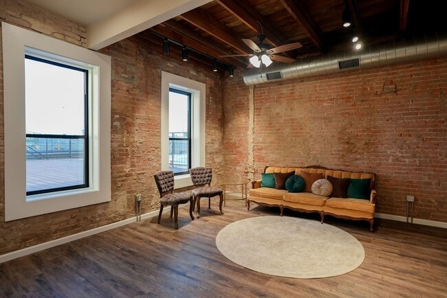 Building Photo - 210 E Washington Ave Unit C