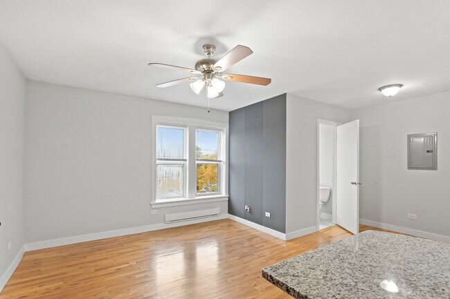 Photo - 7450 N Greenview Ave