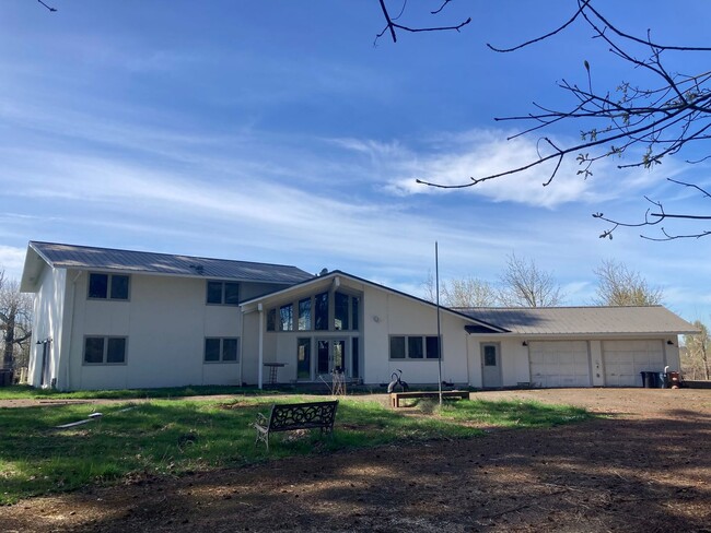 Building Photo - Grand Home!