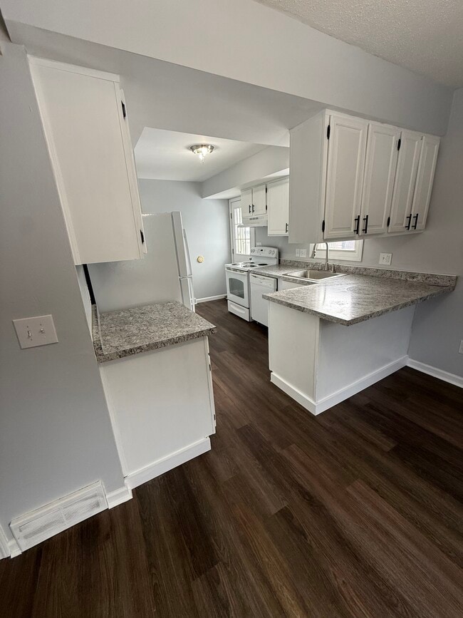 Building Photo - 6755 Woodlake Dr