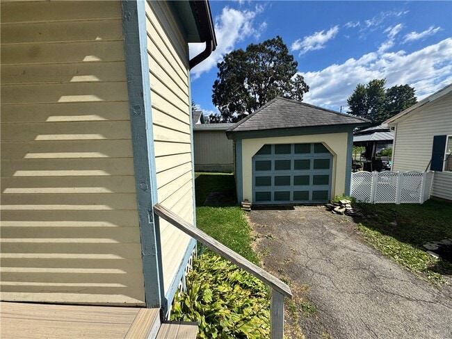 Building Photo - 352 E 2nd St