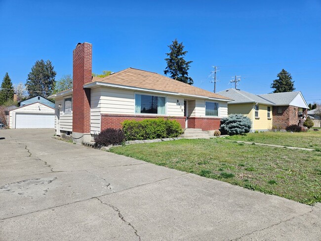 Building Photo - $2,100 - 3 Bed / 2 Bath Charming Rancher H... Rental
