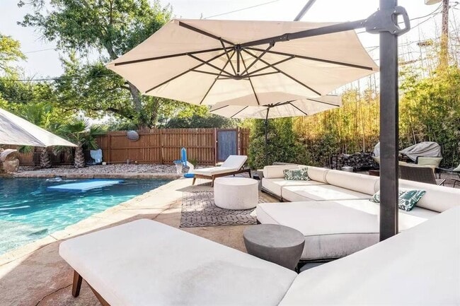 6102 Cherrylawn Cir