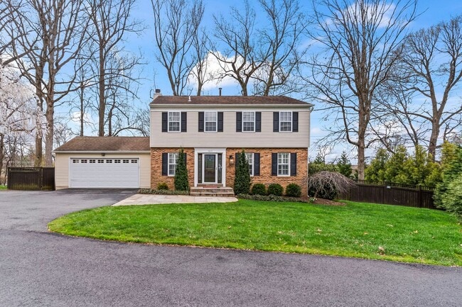 Building Photo - 5 bd/3.5 bath sprawling home on quiet West Falls Church cul-de-sac.