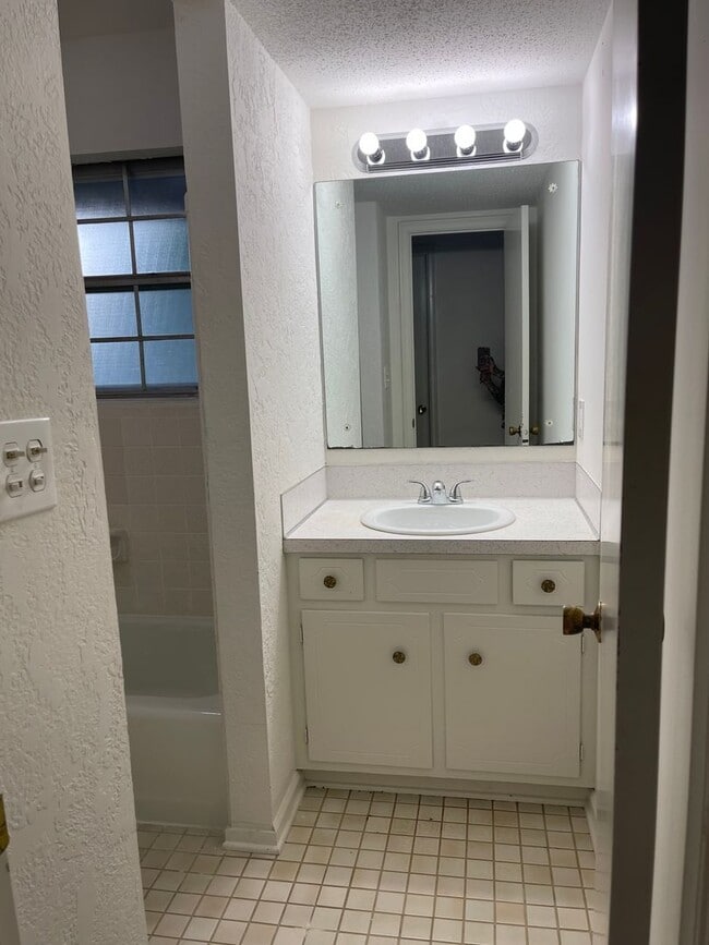 Photo - 3 bed - 1 bath - HUGE backyard