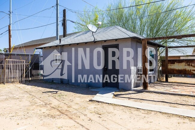 Building Photo - Beautifully Updated Studio Space with Private Entrance