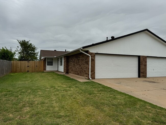 Building Photo - 3 bed, 2 full bath, 2 car garage duplex for rent in south OKC! Moore Schools