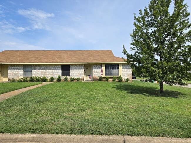 Building Photo - 3/2 Robinson Duplex