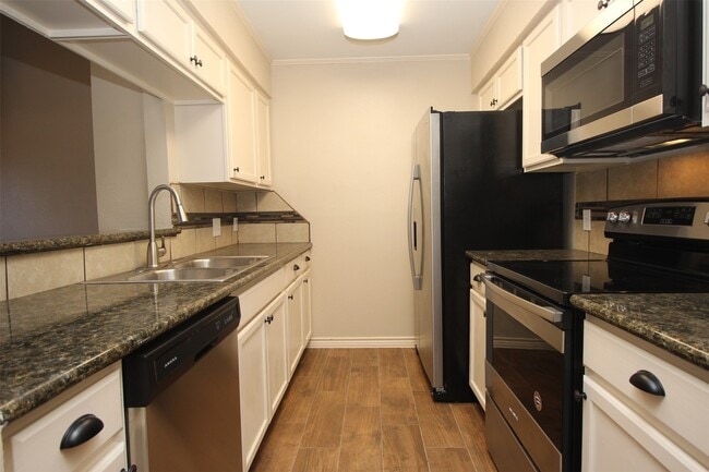 Building Photo - 13 Hideaway Dr