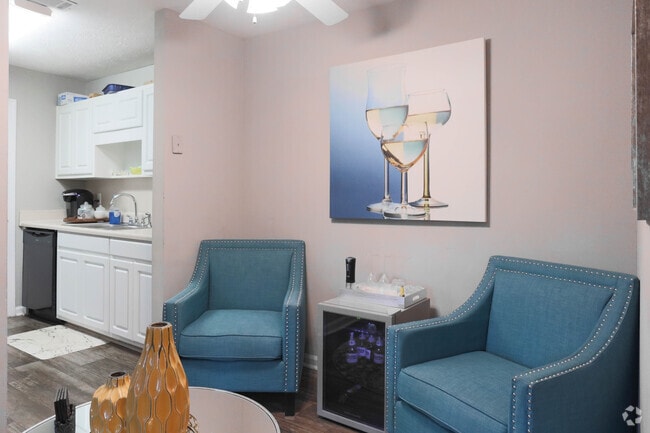 2BR, 2BA - 900 SF