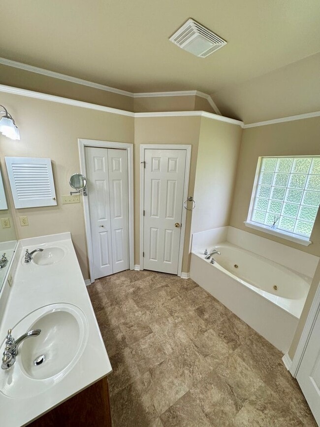Photo - Great 3 bedroom, close to everything