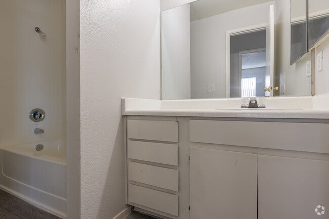 1BR, 1 BA - 740SF - Bathroom