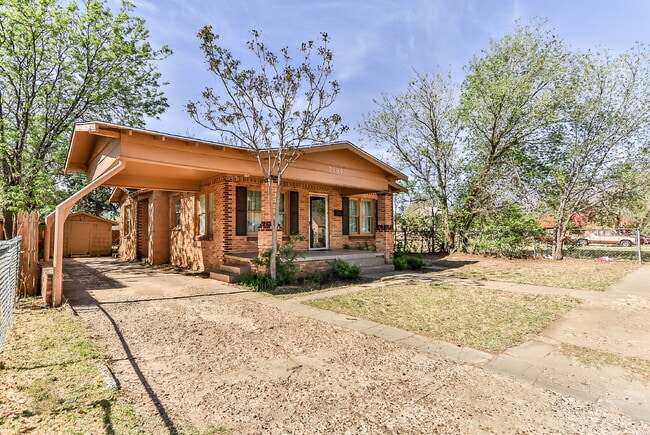 Building Photo - Spacious 3/2 with storage close to Tech.