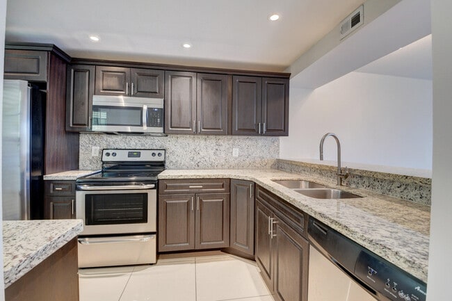 Photo - 18 Royal Palm Way Unidad 202