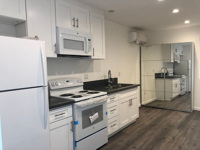 Cocina completa. Vista desde la entrada del apartamento. - 1740 Preuss Rd Apartamentos Unidad ADU