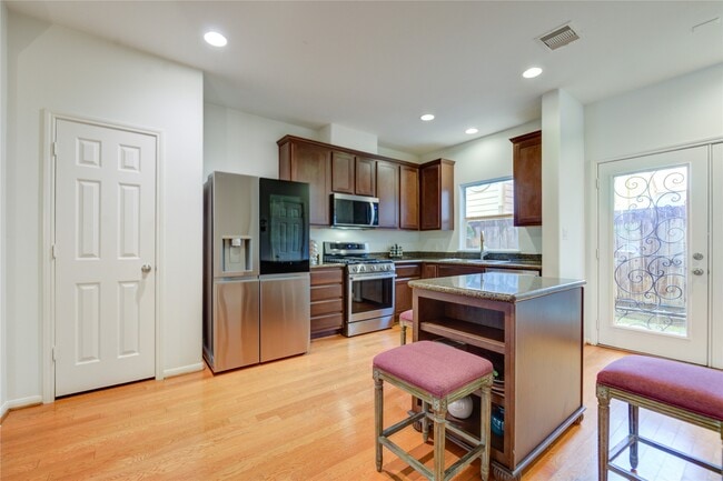 Photo - 2206 Naomi St