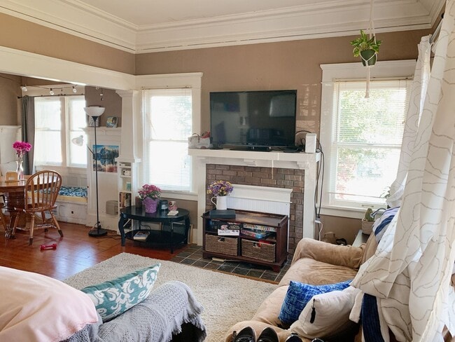 Building Photo - 1021/1023 High St Unit 1021