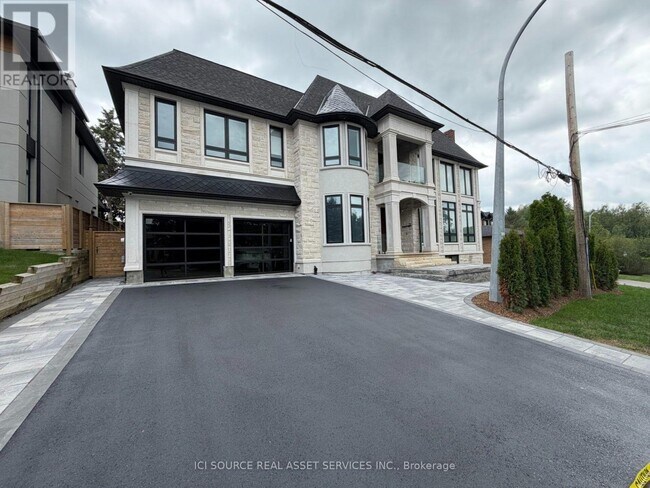 Photo - 211 Kennedy St W