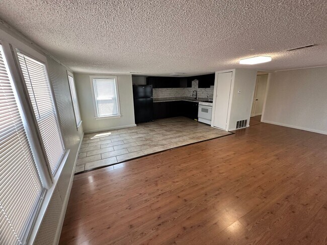 Photo - Newly Remodeled 4 Bed, 1 Bath Upstairs Uni...