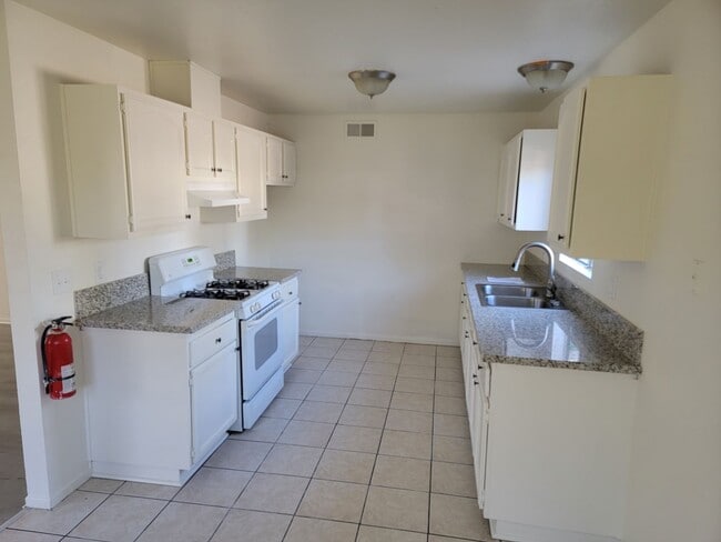 Photo - 2042 E 19th St Unidad B