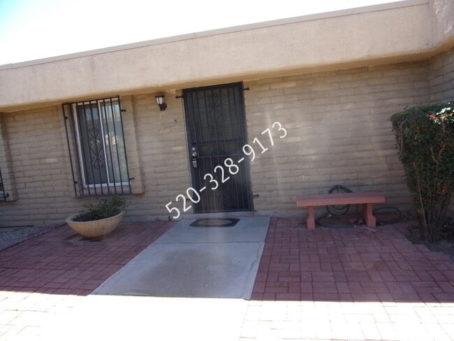 Building Photo - 702 S Pantano Rd