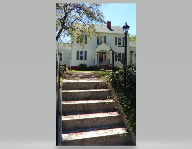 Building Photo - 907 W Rowan St Unit C