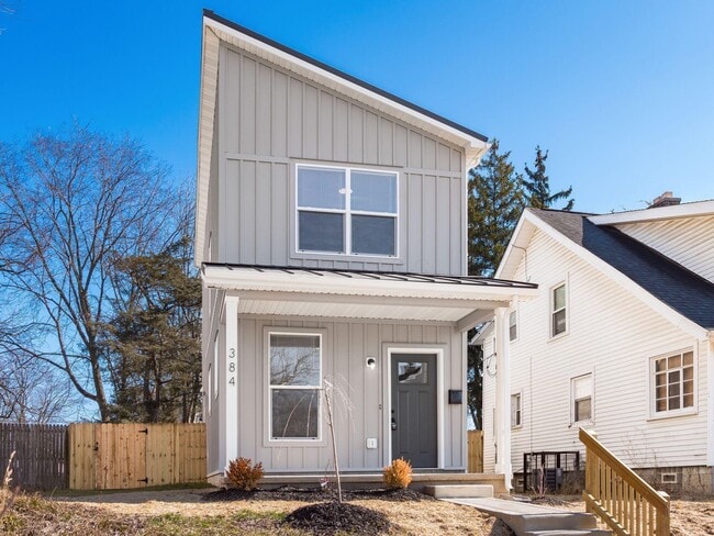 Photo - 384 Whitethorne Ave