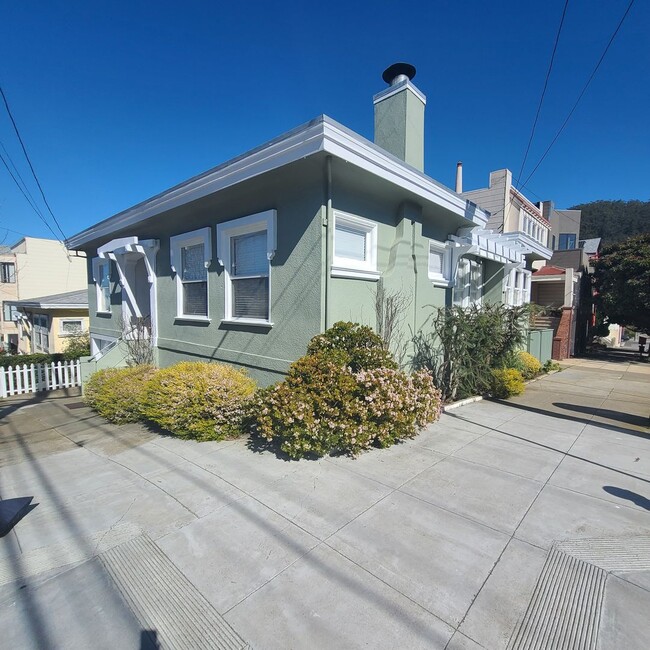 Building Photo - Art & Crafts House with great location Gustavo Lopez/AMSI