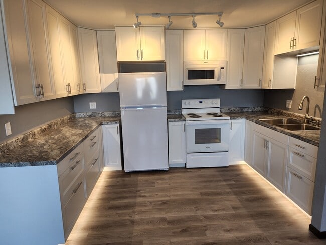 Building Photo - Sunrise Apartments LLC 16 Unit 13