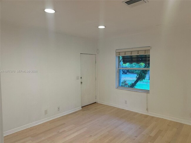 Photo - 725 Navarre Ave