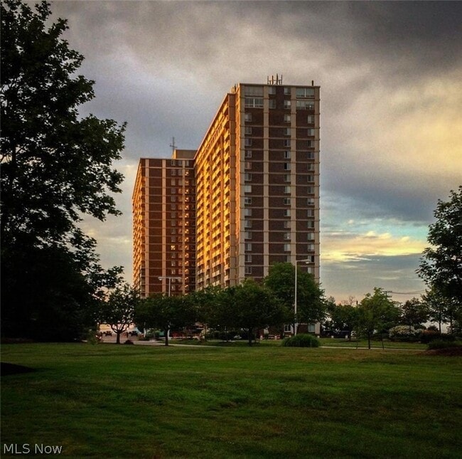 Building Photo - 12900 Lake Ave Unit 626