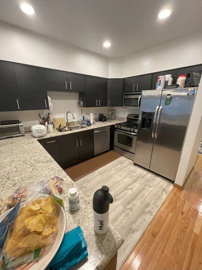 Kitchen - 1225 W Roscoe St Unit 1