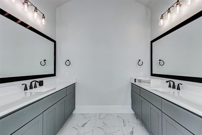 Building Photo - 7606 Redwoods Frst Dr