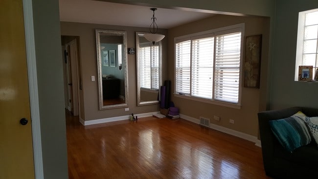 Dining - 6116 N Meade Ave Unit 2