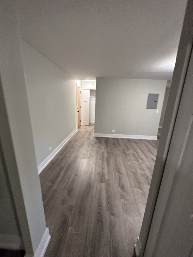 Building Photo - 528 W Surf St Unit 1BED Rental