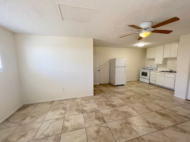 Building Photo - 1 bed and 1 bath located in Henderson!