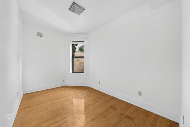 Building Photo - Southport Corridor Top Floor of a Vintage ... Rental