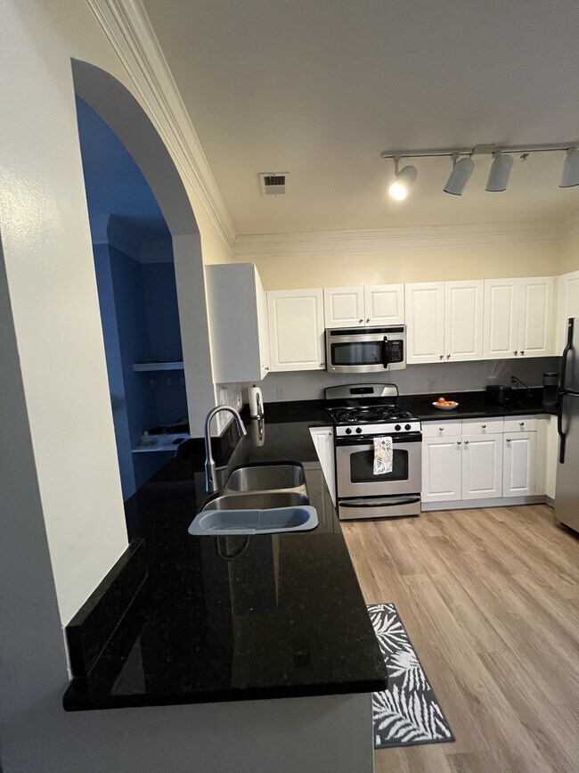 Modern kitchen - 27 Booth St Unit 345