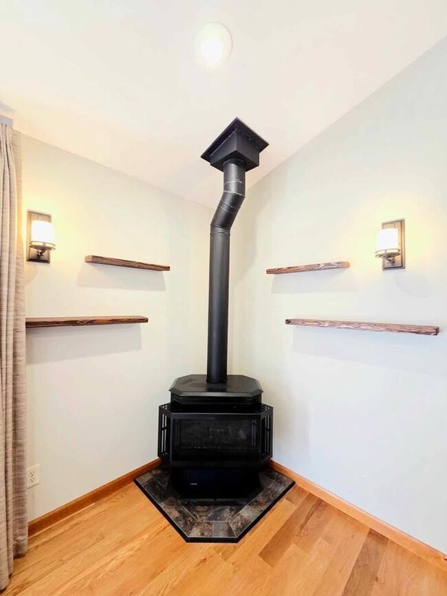 Photo - Gorgeous 4 Bed, 3 Bath Home w/ STUNNING RIVER FRONT VIEWS!!