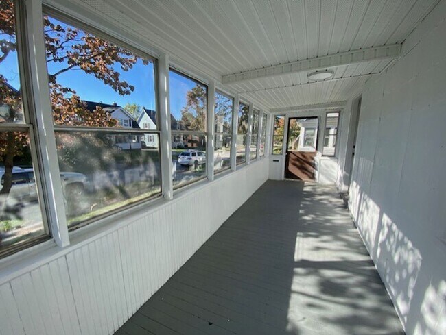 Photo - Bright 3BR / 2 Bath Bungalow Near Parks & ...