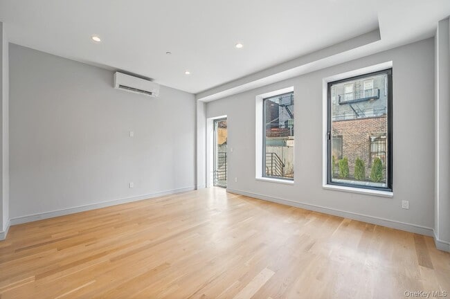 Photo - 30-61 38th St