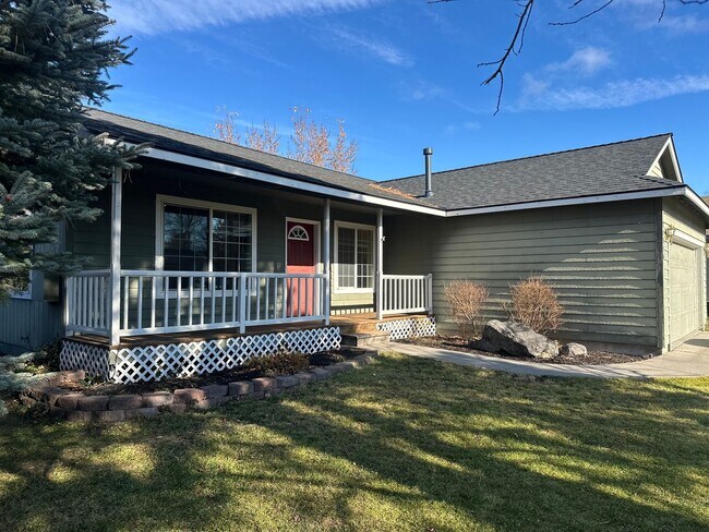 Photo - Ranch Style Home in NE Bend!  Fenced in backyard!