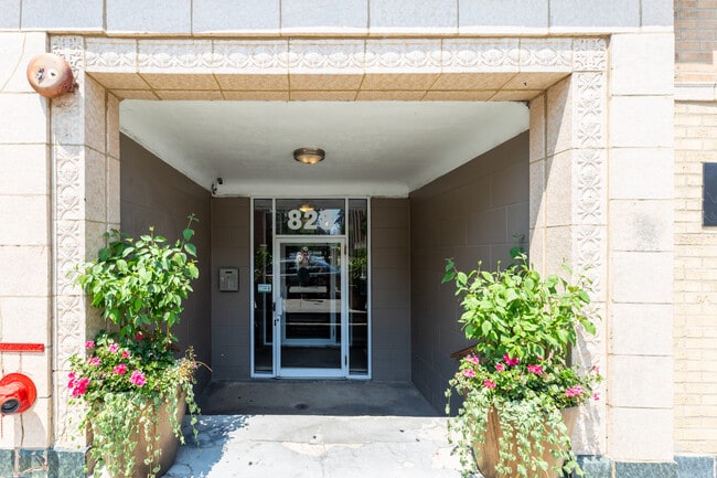 Building Photo - 828 W. Fullerton Rental